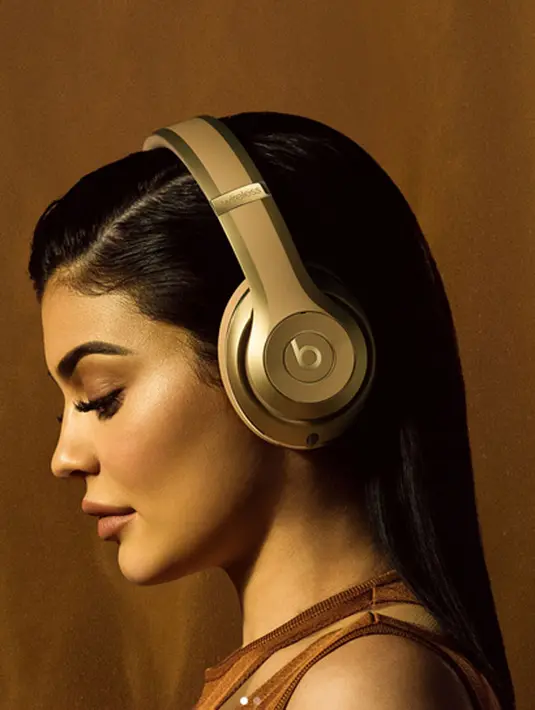 “Sungguh beruntung Kylie, dia berada dalam kondisi ekonomi di mana ia bisa merawat sang anak dan juga ia mendapat dukungan yang baik dari keluarganya,” ungkap Kyle Richards pada US Weekly. (Instagram/kyliejenner)