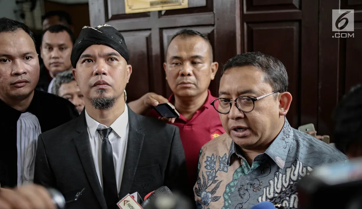 Wakil Ketua DPR Fadli Zon (kanan) memberi keterangan saat menghadiri sidang kedua musisi Ahmad Dhani di PN Jakarta Selatan, Senin (23/4). Sidang kali ini adalah pembacaan eksepsi atau nota keberatan atas dakwaan JPU. (Liputan6.com/Faizal Fanani)