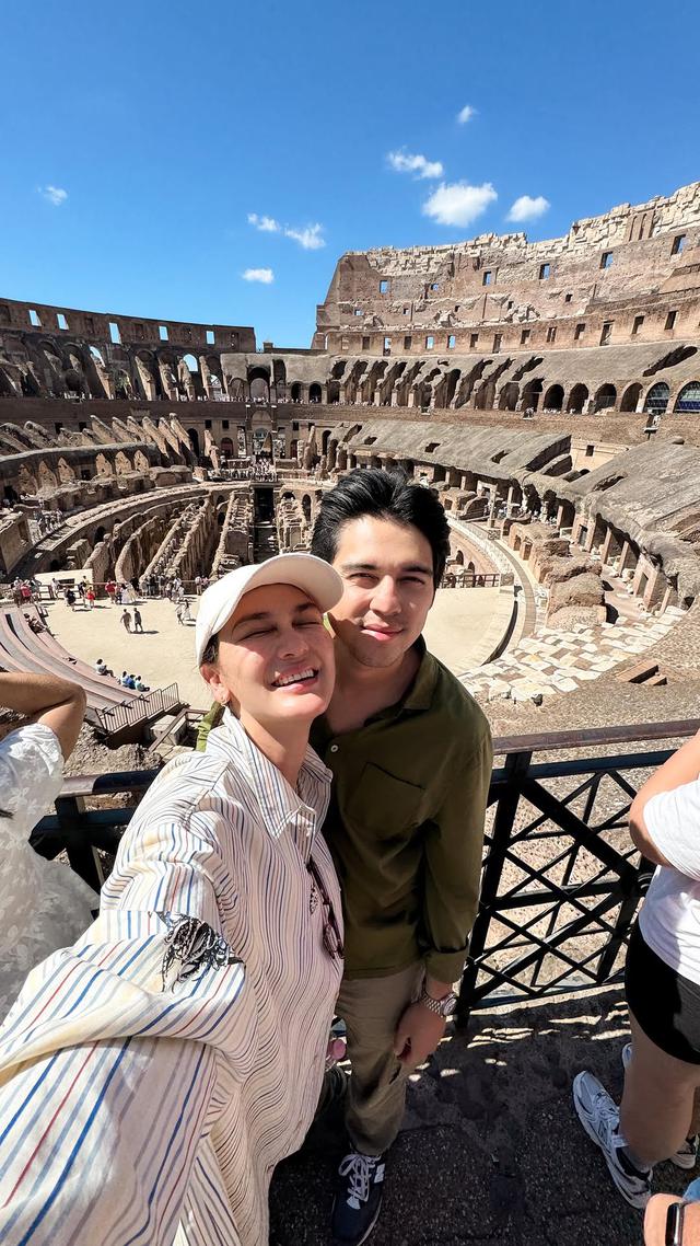 4.Selfie dengan Latar Koloseum