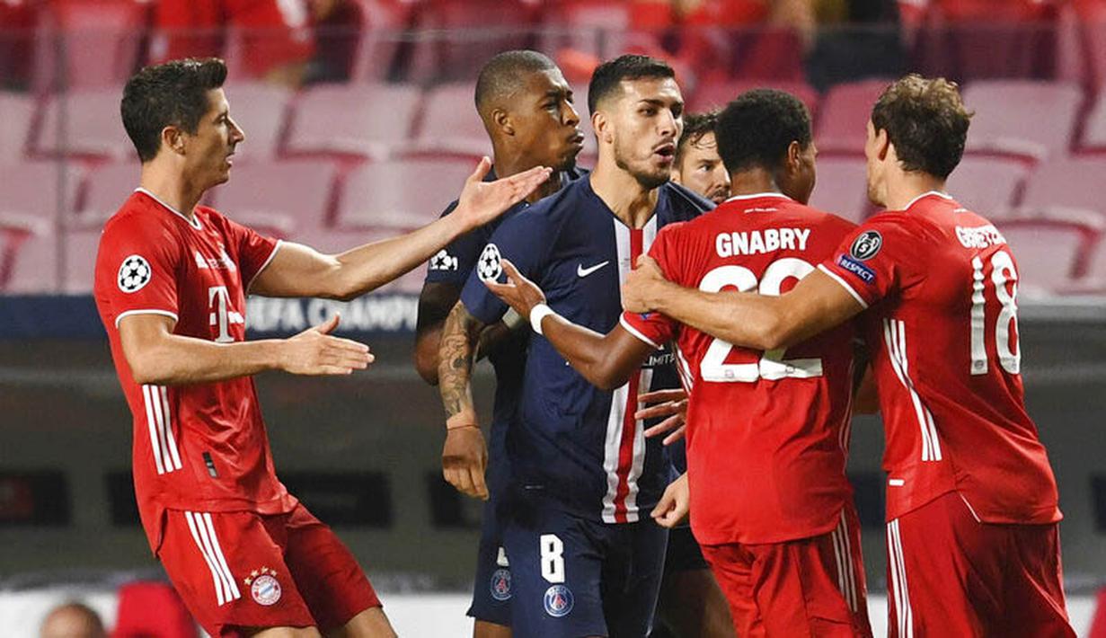 Pemain Bayern Munchen, Serge Gnabry, bersitegang dengan pemain Paris Saint-Germain (PSG), Leandro Paredes, pada laga final Liga Champions di Stadion The Luz, Portugal, Senin (24/8/2020). Bayern Munchen menang 1-0 atas PSG. (David Ramos/Pool via AP)