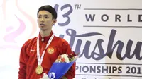 Atlet Wushu Indonesia, Charles Sutanto saat menerima medali emas pada Kejuaraan  Dunia Wushu 2015 di Istora, Senayan, Jakarta, Selasa(16/11/2016). (Bola.com/Nicklas Hanoatubun).