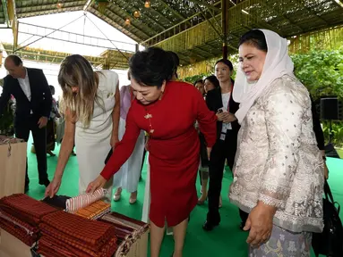 Ibu Iriana Joko Widodo (kanan) saat mengajak pendamping Presiden Republik Rakyat Tiongkok Peng Liyuan dan pendamping Presiden Spanyol Madam Maria Begona Gomez Fernandez melihat pameran produk anyaman dan sejumlah produk UMKM dari berbagai daerah di Indonesia sebagai bagian dari rangkaian kegiatan Konferensi Tingkat Tinggi (KTT) G20 di Sofitel Bali Nusa Dua Beach Resort, pada Selasa, 15 November 2022. (Foto: Lukas - Biro Pers Sekretariat Presiden)