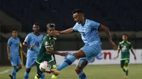 Striker Persela Lamongan, Melvyn Lorenzen (kanan) mengontrol bola dibayangi gelandang Persebaya Surabaya, Muhammad Alwi Slamat dalam laga Grup C Piala Menpora 2021 di Stadion Si Jalak Harupat, Bandung, Sabtu (3/4/2021). Persela bermain imbang 0-0 dengan Persebaya. (Bola.com/Ikhwan Yanuar)