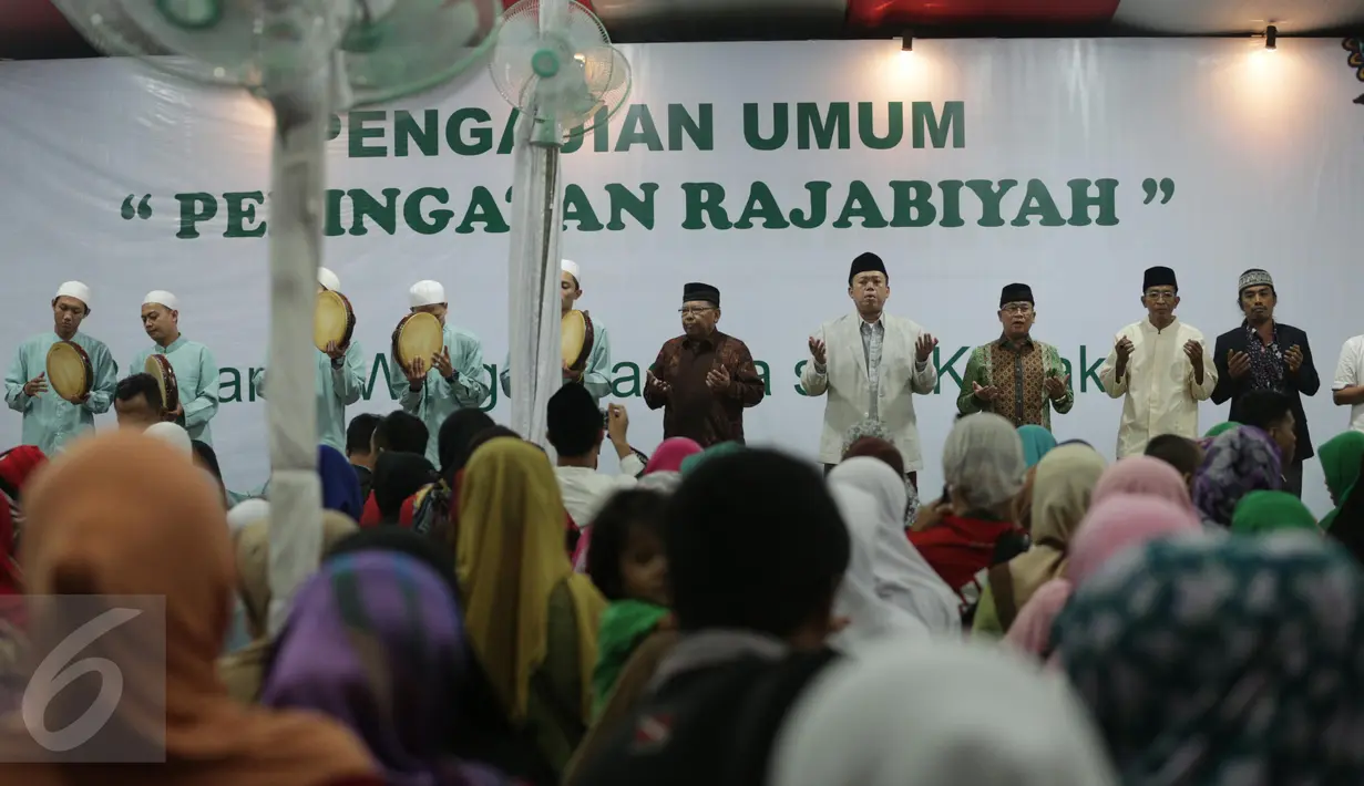 Suasana pengajian umum peringatan Rajabiyah, Jakarta, Minggu (2/4). Pengajian ini juga mendeklarasikan dukungan kepada pasangan Cagub-Cawagub DKI Jakarta no urut dua. (Liputan6.com/Faizal Fanani)
