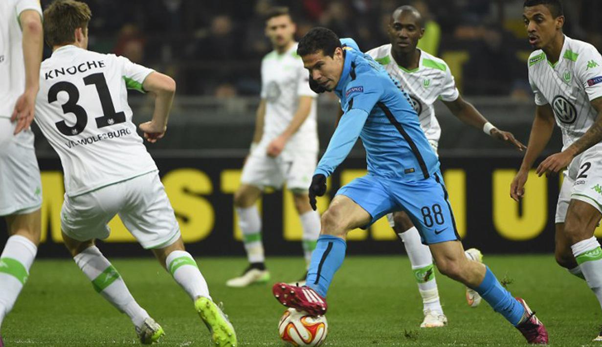 Gelandang Inter Milan, Hernanes berusaha melewati pemain Wolfsburg di leg kedua 16 Besar Liga Europa 2014-2015 di Stadion Giuseppe Meazza, Milan, (19/3/2015). Inter Milan tersingkir setelah dua kali kalah dari Wolfsburg. (AFP/Olivier Morin)