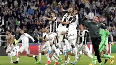 Para pemain Juventus melakukan selebrasi usai memastikan lolos ke final Liga Champions dengan mengalahkan AS Monaco di Stadion Juventus, Turin, Selasa, (09/05/2017). Juventus menang 2-1. (AP/Antonio Calanni)