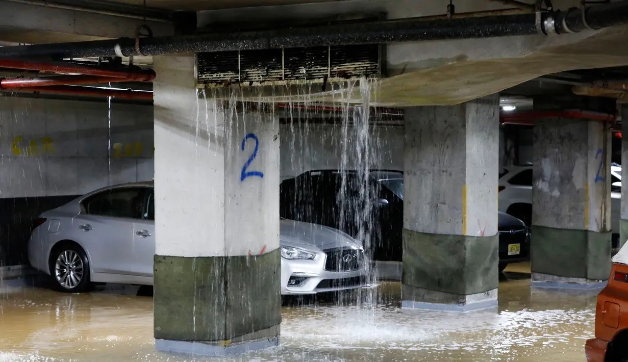 Air bocor ke tempat parkir bawah tanah di New York, Amerika Serikat, Senin (13/1/2020). Banjir diakibatkan rusaknya saluran air utama yang berdiameter tiga kaki. (AP Photo/Richard Drew)