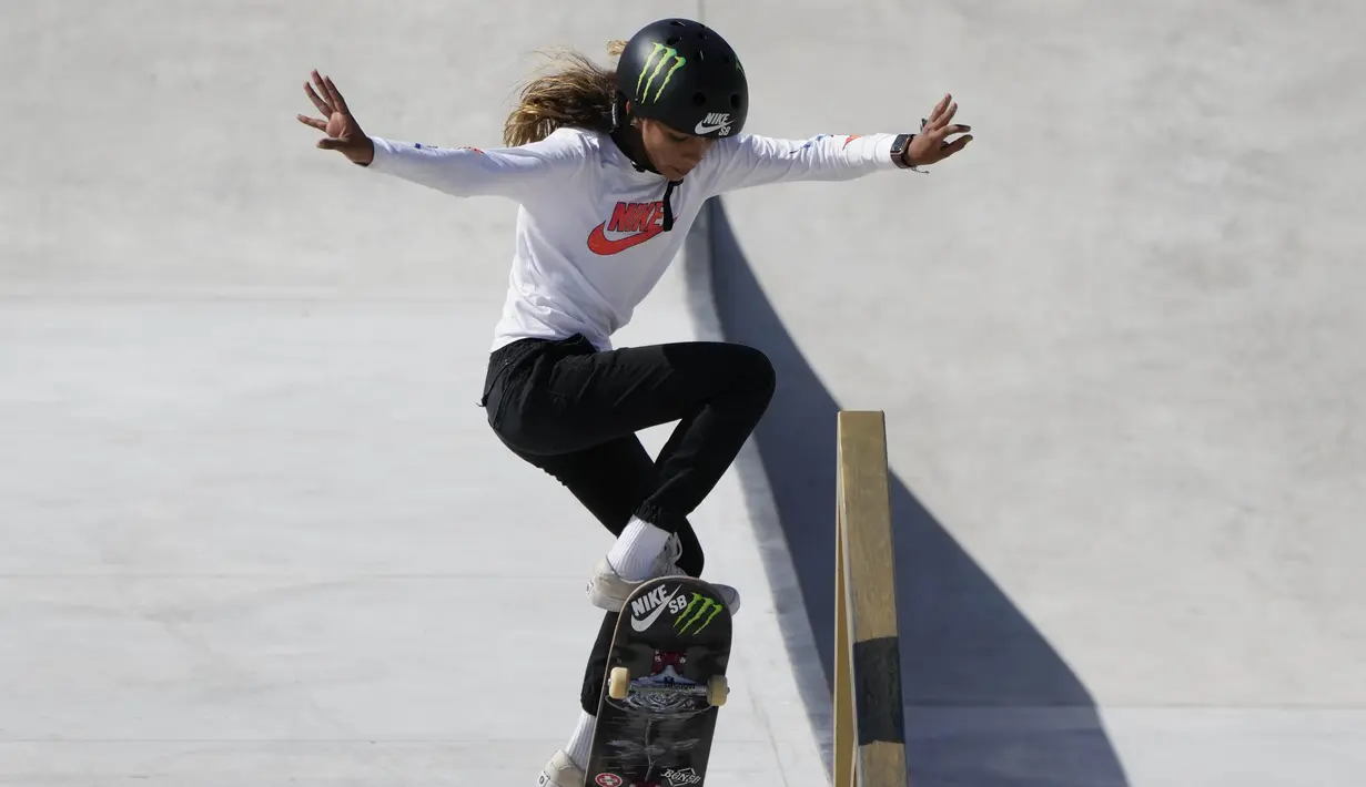 Skater Brasil, Rayssa Leal, saat beraksi pada Kejuaraan dunia skateboard jalanan di Roma, Jumat (4/6/2021). Ajang tersebut merupakan kualifikasi untuk Olimpiade Tokyo 2020. (AP/Alessandra Tarantino)