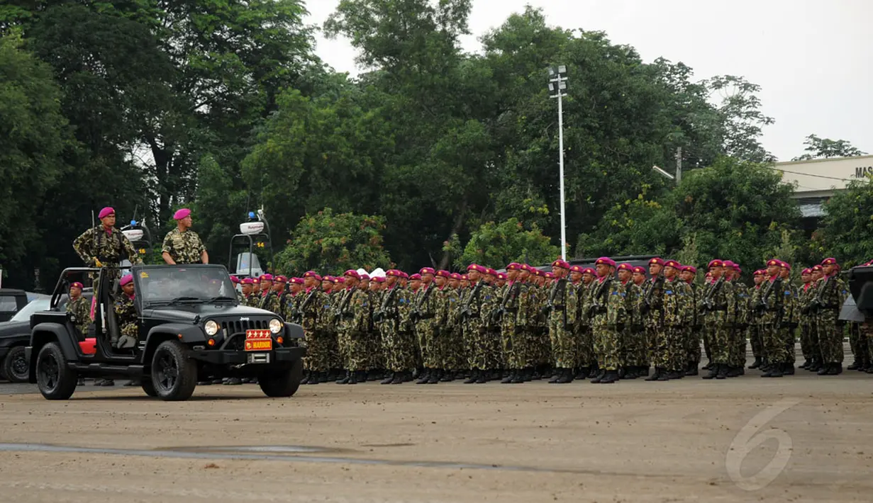 Menteri Pertahanan Jenderal TNI Purnawirawan Ryamizard Ryacudu melakukan inspeksi pasukan Korps Marinir usai penyematan brevet dan baret kehormatan di Lapangan Apel Kesatrian Marinir, Cilandak, Jakarta (9/12/2014). (Liputan6.com/Helmi Fithriansyah)