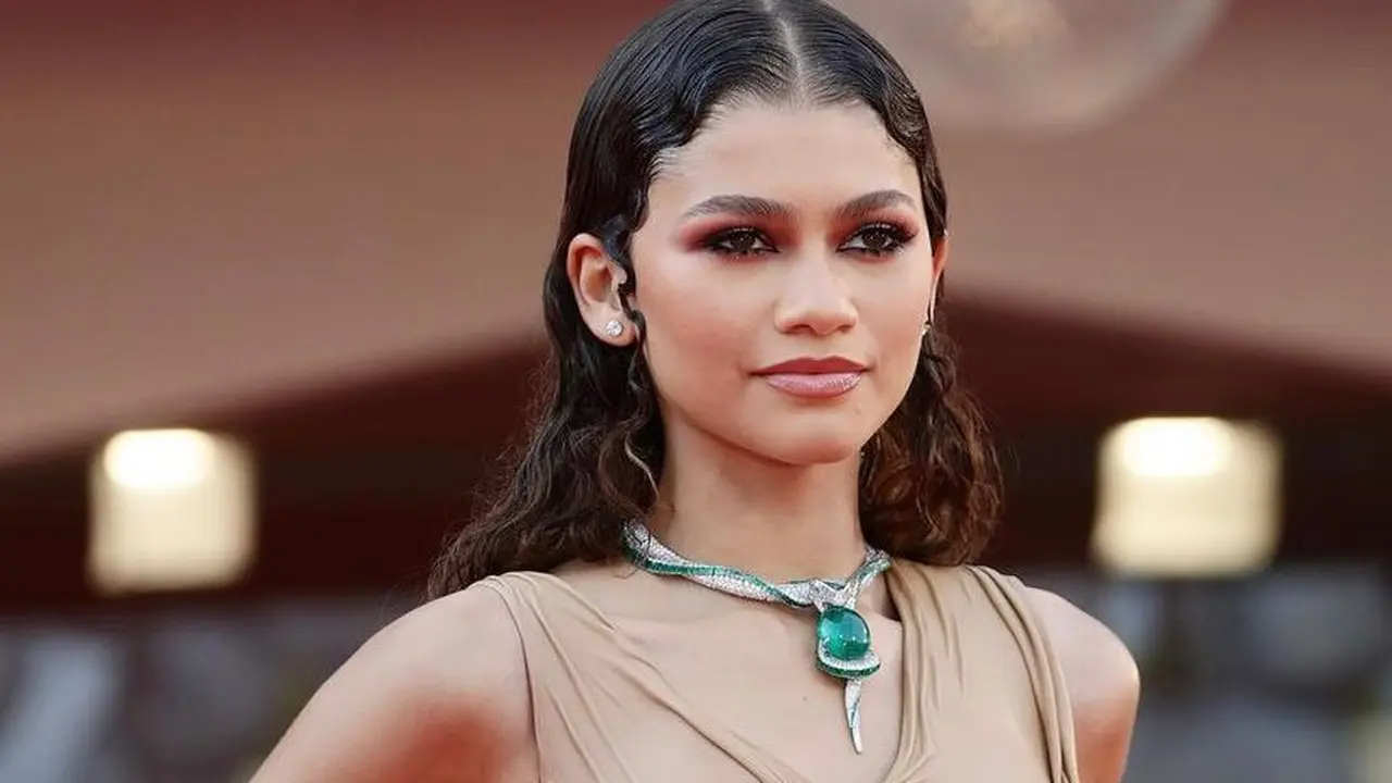 Tampil Glamor, Kalung Ular Zamrud 93 Karat Zendaya Curi Atensi