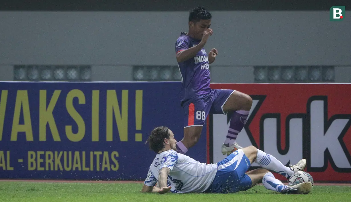 Penyerang Persita Tangerang, Irsyad Maulana (atas) berebut bola dengan gelandang Persib, Marc Klok dalam laga pekan kedua BRI Liga 1 2021/2022 di Stadion Wibawa Mukti, Cikarang, Sabtu (11/09/2021). (Foto: Bola.com/Bagaskara Lazuardi)