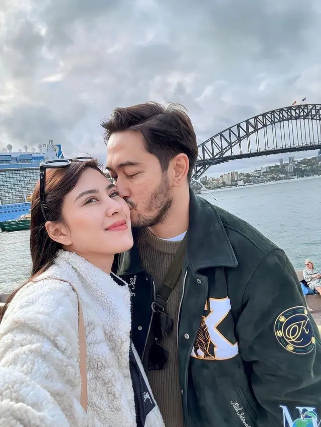 Syahnaz Sadiqah baru saja pulang liburan dari Australia bersama sang suami, selama di negeri Kangguru dia selalu membagikan keseruannya