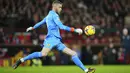 <p>Penjaga gawang Manchester United, David de Gea menendang bola saat bertanding melawan West Ham United pada pertandingan lanjutan Liga Inggris di stadion Old Trafford di Manchester, Inggris, Minggu, 30 Oktober 2022. Manchester United menang atas West Ham 1-0. (AP Photo/Jon Super)</p>