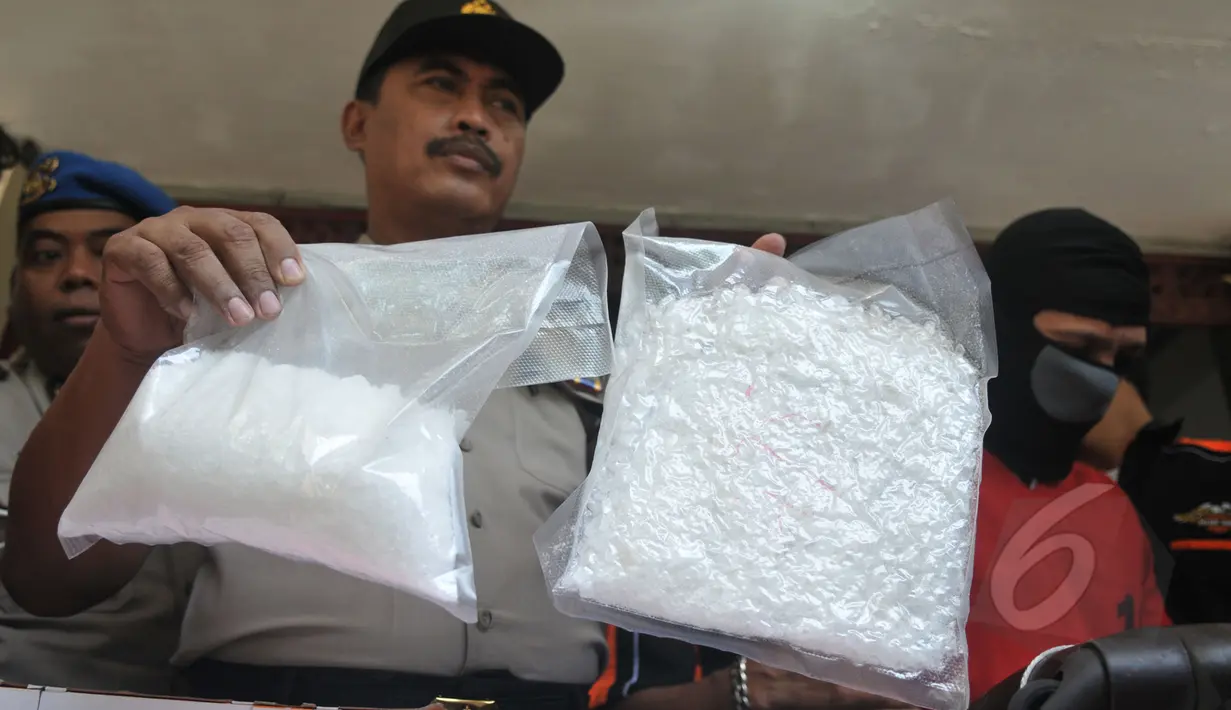 Kapolsek Senen Kompol Kasmono menunjukan narkotika jenis shabu saat merilis barang bukti di Polsek Senen, Jakarta, Senin (6/4). Polisi berhasil mengamankan 2 kg shabu dari warga kenegaraan Iran, Hajinasiri Mohsen Aliasgharr. (Liputan6.com/Johan Tallo)