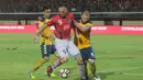 Striker Bali United, Ilija Spasojevic, menghindari kepungan pemain Tampines Rovers pada laga kualifikasi Liga Champions Asia di Stadion I Wayan Dipta, Gianyar, Selasa (16/1/2018). Bali United menang 3-1 atas Tampines Rovers.(Bola.com/Ronald Seger)