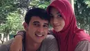Senyum ceria keduanya. Citra tampil cantik dengan mengenakan hijab. Merangkul Ali Syakieb yang ada didepannya. (Instagram/rasiagulcin_97)