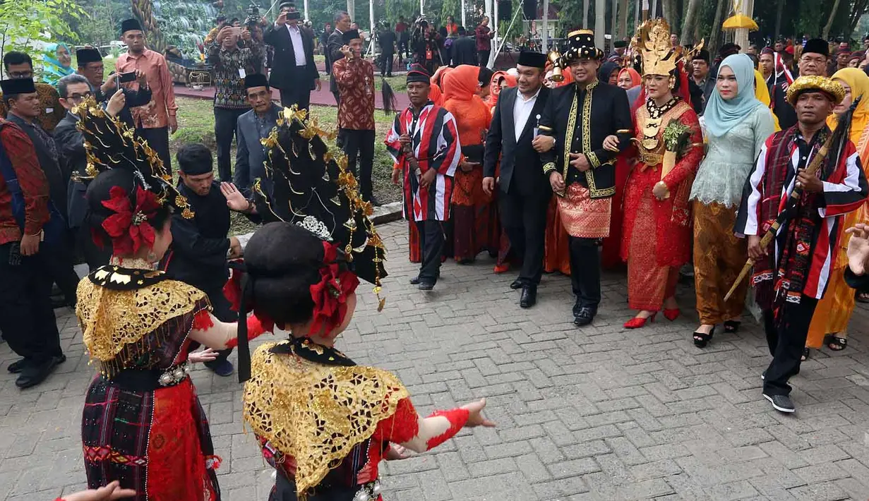 Pada puncak pesta adat, Kahiyang dan Bobby menjalani tardisi marpangir. Kahiyang terlihat cantik dengan mengenakan busana adat Mandailing. Bulang di kenakan dikepalanya. (Deki Prayoga/Bintang.com)