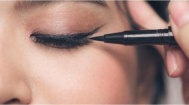 Hasil gambar untuk apply the eyeliner using a brush or pen