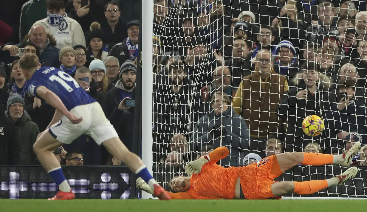 Kiper Chelsea, Filip Jörgensen (kanan) gagal menghalau bola tendangan penalti dari pemain Ipswich Town, Liam Delap pada laga lanjutan Liga Inggris 2024/2025 yang berlangsung di Portman Road, Ipswich, Inggris, Selasa (31/12/2024) dini hari WIB. (AP Photo/Richard Pelham)