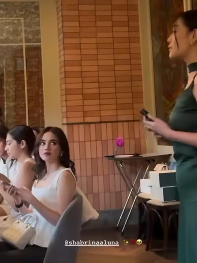 Syifa Hadju membawa tas Dior. [@shabrinaaluna]