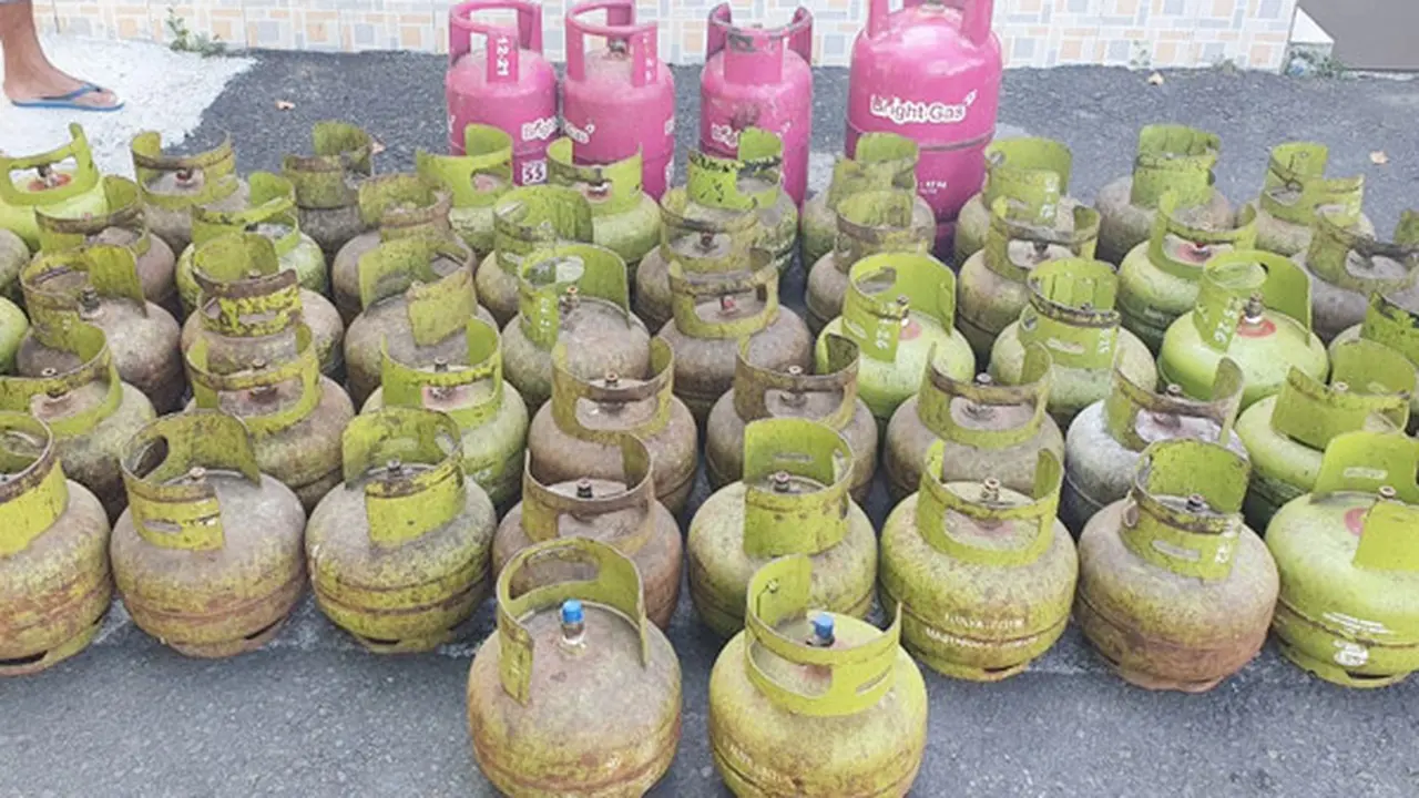 Puluhan tabung gas LPG yang diamankan aparat Polres Bitung.