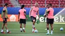 Penyerang Manchester City Erling Haaland (tengah) dan rekan setimnya mengikuti sesi latihan menjelang laga Piala Super Eropa, di stadion Karaiskaki n Athena, pada 15 Agustus 2023. (Angelos Tzortzinis / AFP)