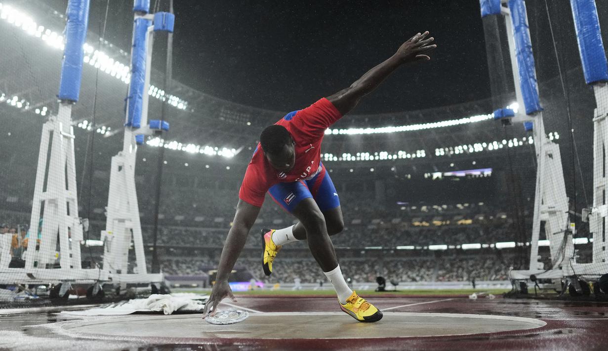 Atlet Kuba, Mario Alberto Diaz terpeleset saat final lempar cakram putra dalam ajang Kejuaraan Dunia Atletik 2025 di Tokyo, Jepang, Minggu (21/09/2025). (AP Photo/Bernat Armangue)