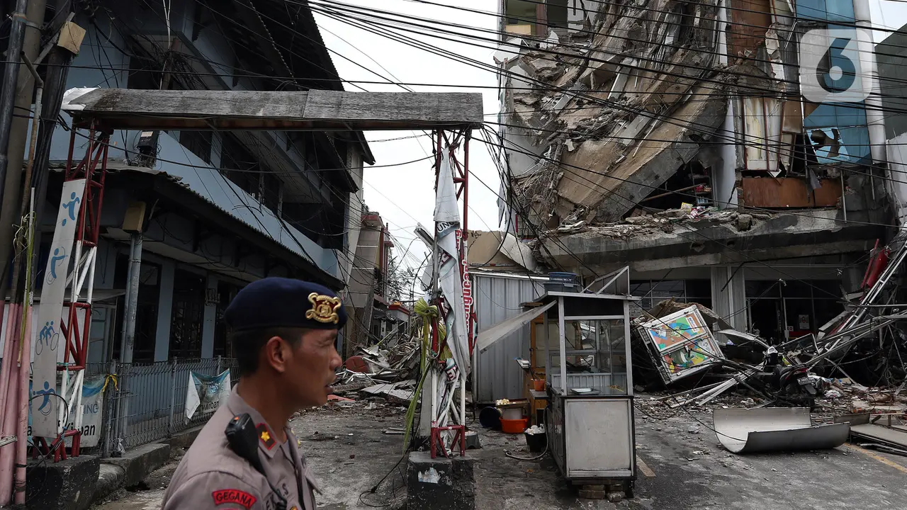 Gedung Empat Lantai di Slipi Ambruk