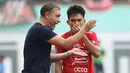 <p>Pelatih Persija Jakarta, Thomas Jens Uwe Doll memberikan instruksi kepada Witan Sulaiman saat pertandingan lanjutan pekan ke-25 BRI Liga 1 2022/2023 melawan Bhayangkara FC yang berlangsung di Stadion Wibawa Mukti, Cikarang, Jawa Barat, Kamis (16/2/2023). (Bola.com/Ikhwan Yanuar)</p>