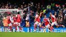 Pemain Arsenal Bukayo Saka (ketiga kiri) merayakan dengan rekan setimnya setelah mencetak gol ke gawag Chelsea pada pertandingan sepak bola Liga Inggris di Stadion Stamford Bridge, London, Inggris, 6 November 2022. Arsenal kembali memuncaki klasemen Liga Inggris usai mengalahkan Chelsea dengan skor 1-0. (AP Photo/Kirsty Wigglesworth)