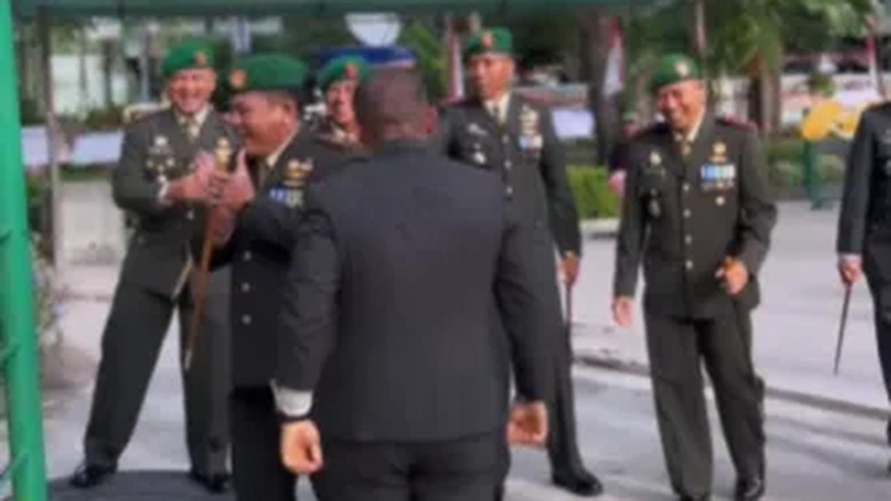 Undang Decak Kagum & Tepuk Tangan para Perwira Dandim