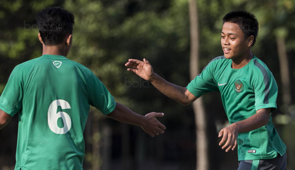 Gelandang Timnas Indonesia U-16, Andre Oktaviansyah, merayakan gol ke gawang Kabomania U-17 pada laga uji coba di Stadion Atang Sutresna, Jakarta Timur, Jumat (8/9/2017). Timnas U-16 menang 6-1 atas Kabomania U-17. (Bola.com/Vitalis Yogi Trisna)