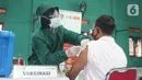 Warga saat vaksinasi di Jebres, Solo, Sabtu (26/06/2021). Mobil klinik Indosat Ooredoo menjemput bola melakukan vaksinasi bagi warga RW 7 Mojosongo dengan jaringan 5G yang dapat mempercepat proses input dan sinkronisasi data vaksinasi dengan sistem P-Care dari Kemenkes. (Liputan6.com/HO/Indosat)