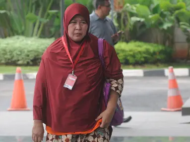 Panitera Pengganti PN Tangerang Tuti Atika saat tiba di gedung KPK, Jakarta, Selasa (24/4). Tuti Atika diperiksa terkait kasus suap penangan perkara di Pengadilan Negeri Klas I A Khusus Tangerang. (Merdeka.com/Dwi Narwoko)