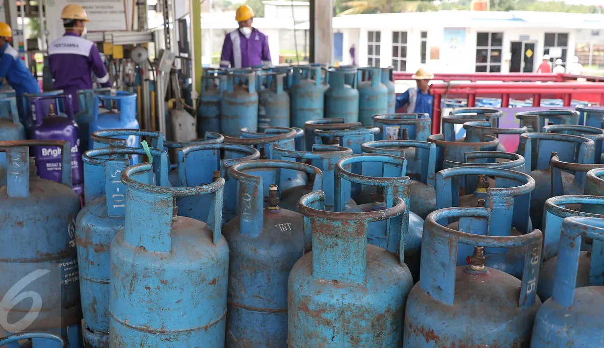 Tumpukan tabung gas di Terminal pengisian Gas Pertamina, Jakarta, Selasa (5/1/2016). PT Pertamina (Persero) menurunkan harga elpiji 12 kilogram (kg) dari Rp 134.600 menjadi Rp 129.000 per tabung. (Liputan6.com/Angga Yuniar)