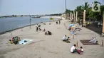 Anak-anak didampingi orangtua saat berwisata di Pantai Lagoon, Ancol, Jakarta, Kamis (21/10/2021). Pemerintah Provinsi DKI Jakarta menyesuaikan sejumlah aturan kegiatan dengan adanya pemberlakuan pembatasan kegiatan masyarakat (PPKM) level 2. (merdeka.com/Iqbal S. Nugroho)