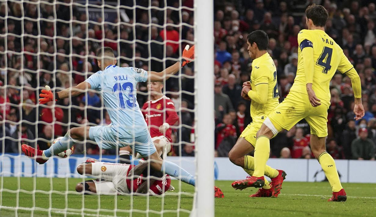 Di akhir masa injury time Cristiano Ronaldo membawa Manchester United unggul 2-1 lewat aksinya. Dari sudut sempit ia berhasil melepaskan tembakan yang gagal diantisipasi Geronimo Rulli. (AP/Dave Thompson)