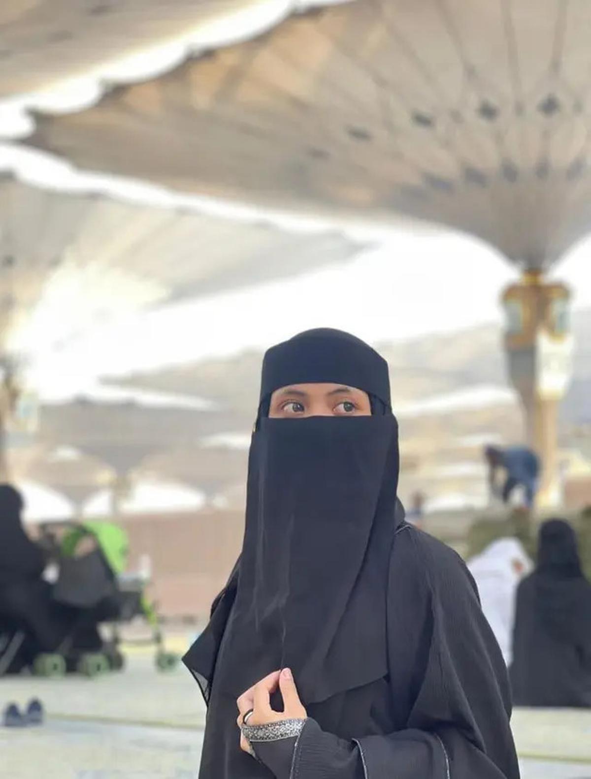 8 Pilihan Outfit Hijab Bercadar 2025 agar Tampil Modis dan Fashionable, Kamu Tertarik?