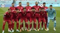 Timnas Iran berfoto sebelum dimulainya laga matchday pertama Grup B Piala Dunia 2022 menghadapi Timnas Inggris di Khalifa International Stadium, Doha, Qatar, Senin (21/11/2022) malam WIB. (AP/Frank Augstein)