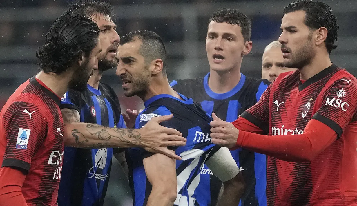 Kapten tim Inter Milan, Henrikh Mkhitaryan (tengah) bersitegang dengan gelandang AC Milan, Yacine Adli (kiri) pada laga pekan ke-33 Serie A Liga Italia 2023/2024 di San Siro Stadium, Milan, Senin (22/4/2024). (AP Photo/Luca Bruno)