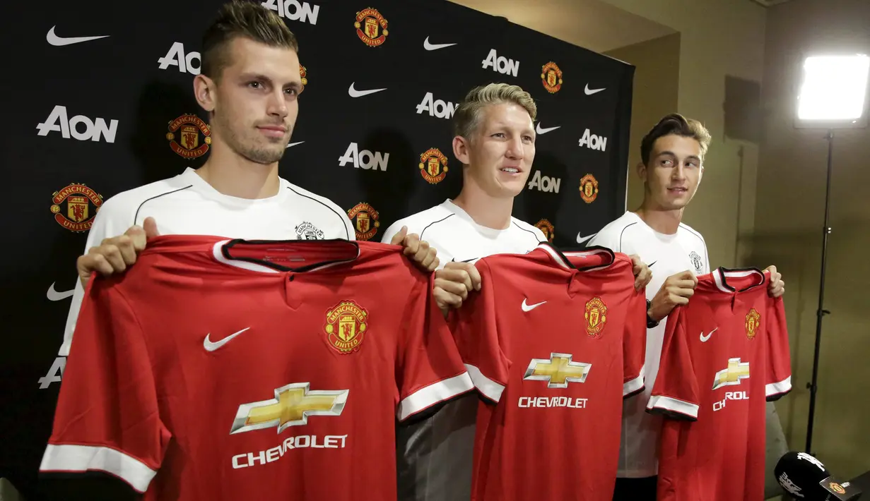 Morgan Schneiderlin, Bastian Schweinsteiger, dan Matteo Darmian (kiri ke kanan) menunjukan kostum MU kepada awak media di Bellevue, Washington, AS, Rabu (15/7/2015). Morgan dan Darmian akan dikontrak selama empat musim. (REUTERS/Jason Redmond)
