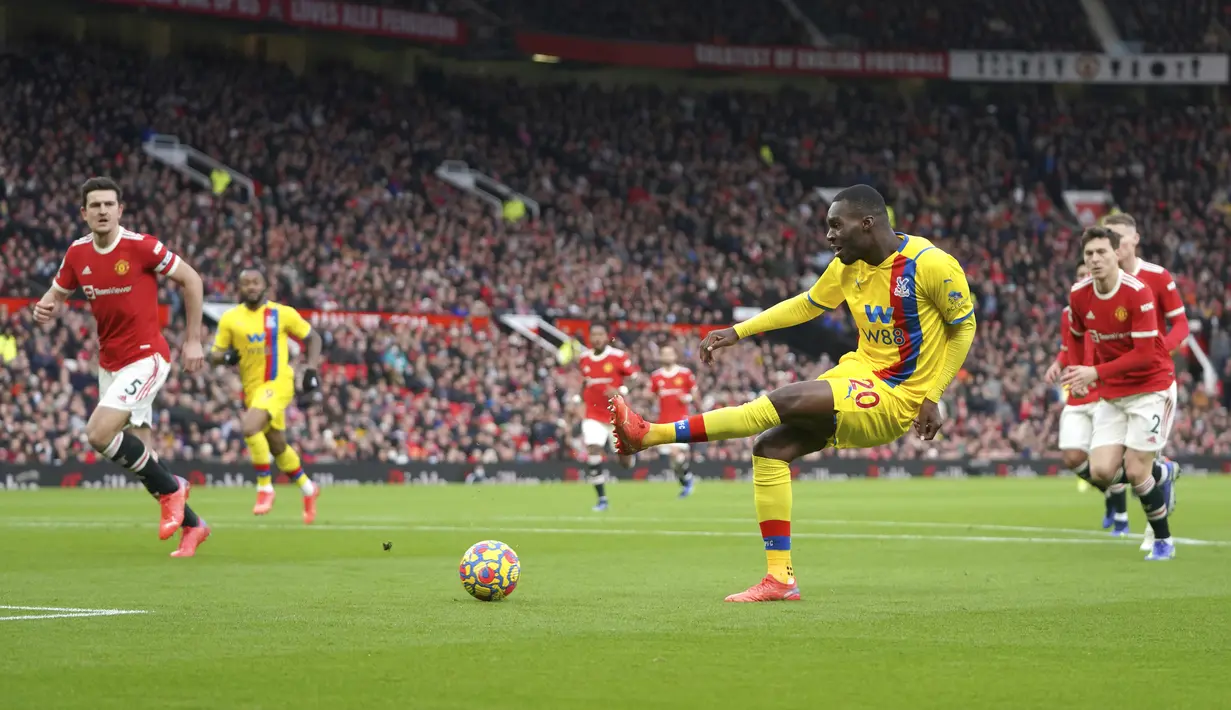 Pemain Crystal Palace Christian Benteke mencoba mencetak gol ke gawang Manchester United pada pertandingan Liga Inggris di Stadion Old Trafford, Manchester, Inggris, 5 Desember 2021. Manchester United menang 1-0. (AP Photo/Jon Super)