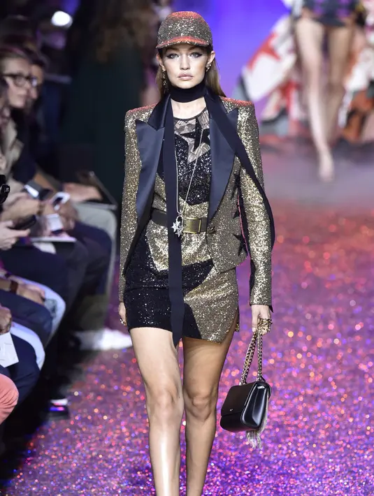 “Bahagia itu disaat melihat anak-anak anda bagia dan sadar jika mereka sudah menjadi orang yang tulus dan benar-benar baik,” tulis Yolanda di akun instagramnya. (AFP/Bintang.com)