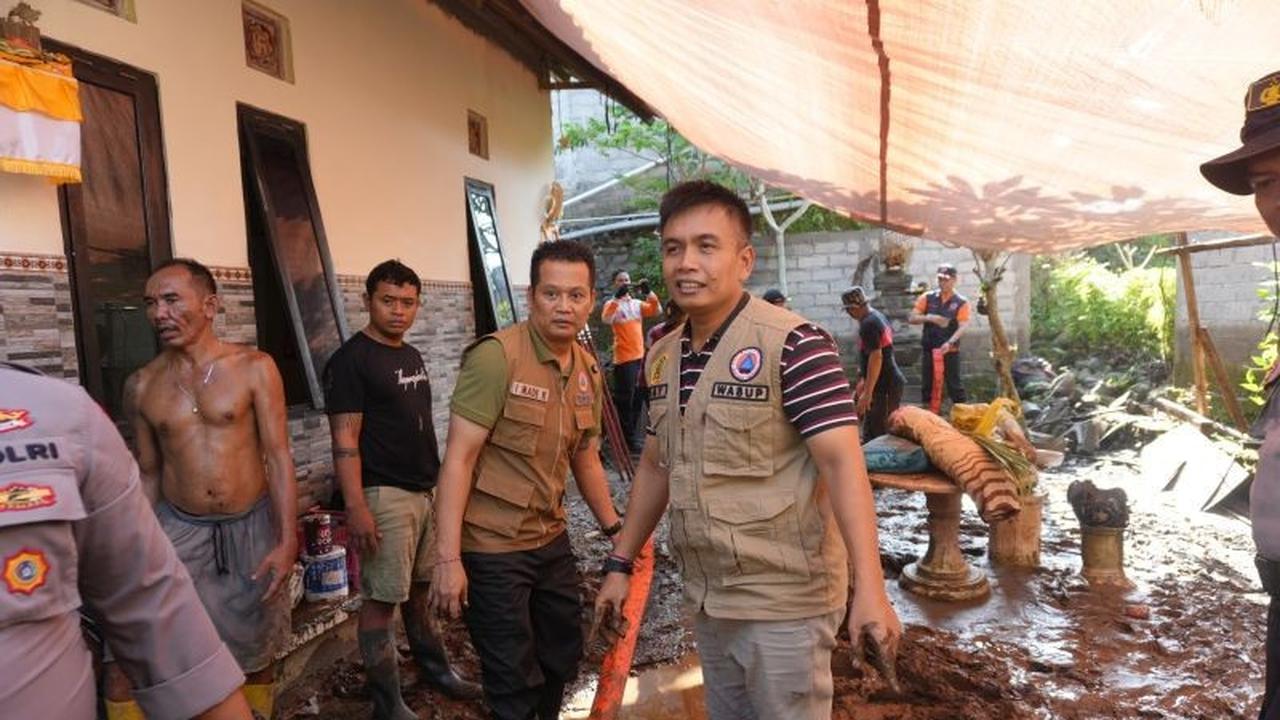 Tim Gabungan Bergotong Royong Bersihkan Rumah Korban Banjir Jembrana, Bupati Janjikan Solusi Permanen