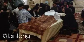 Dua Minggu Sebelum Meninggal, Ayah Rina Gunawan Jalani Operasi Kecil