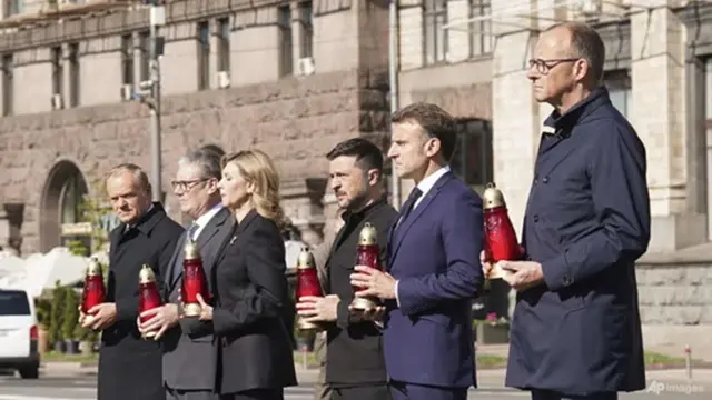 (Dari kiri) PM Polandia Donald Tusk, PM Inggris Keir Starmer, Presiden Ukraina Volodymyr Zelensky dan istrinya Olena Zelenska, Presiden Prancis Emanuel Macron dan Kanselir Jerman Friedrich Merz di Kyiv, Sabtu (10/5/2025).