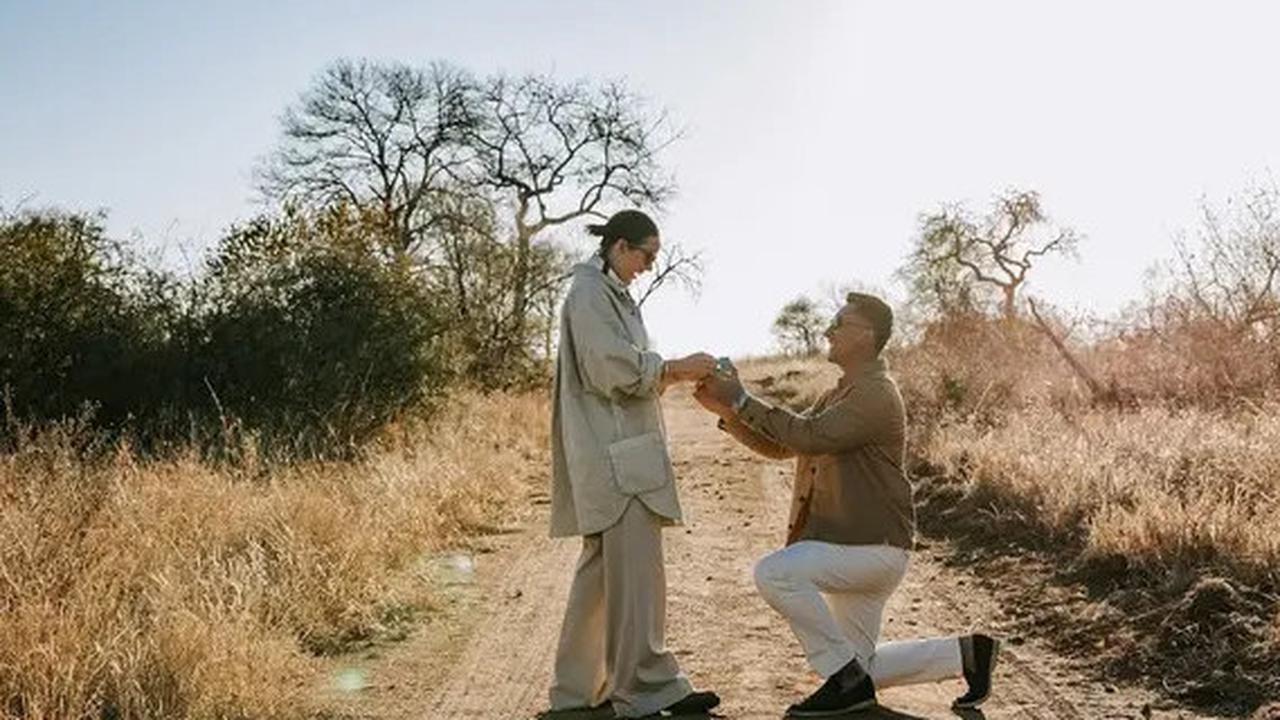 5 Potret Romantis Darma Mangkuluhur Lamar Kekasih di Tengah Alam Liar Afrika Selatan
