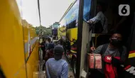 Pemudik arus balik Lebaran Idul Fitri 2023 tiba dengan bus di Terminal Lebak Bulus, Jakarta, Rabu (26/4/2023). (Liputan6.com/Johan Tallo)