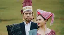 Jessica Mila dan Yakup Hasibuan juga melakukan sesi foto prewedding mereka di outdoor. Menariknya, keduanya memilih mengenakan baju adat Batak yang serasi dan lengkap dengan hiasan kepala dan aksesori lainnya. [Foto: Instagram/jscmila]