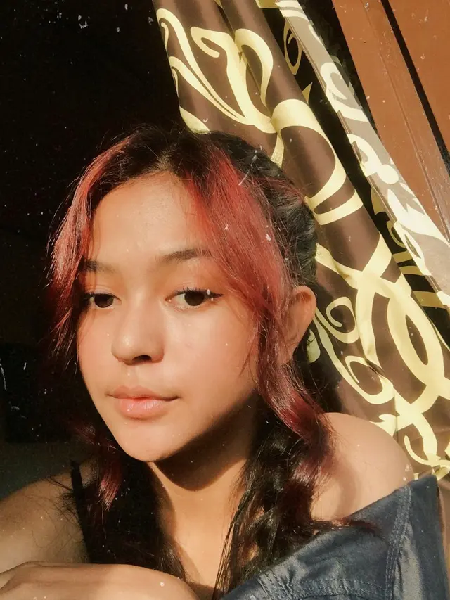 6 Potret Dinda Mahira dengan Warna Rambut Baru, Cantik Memesona